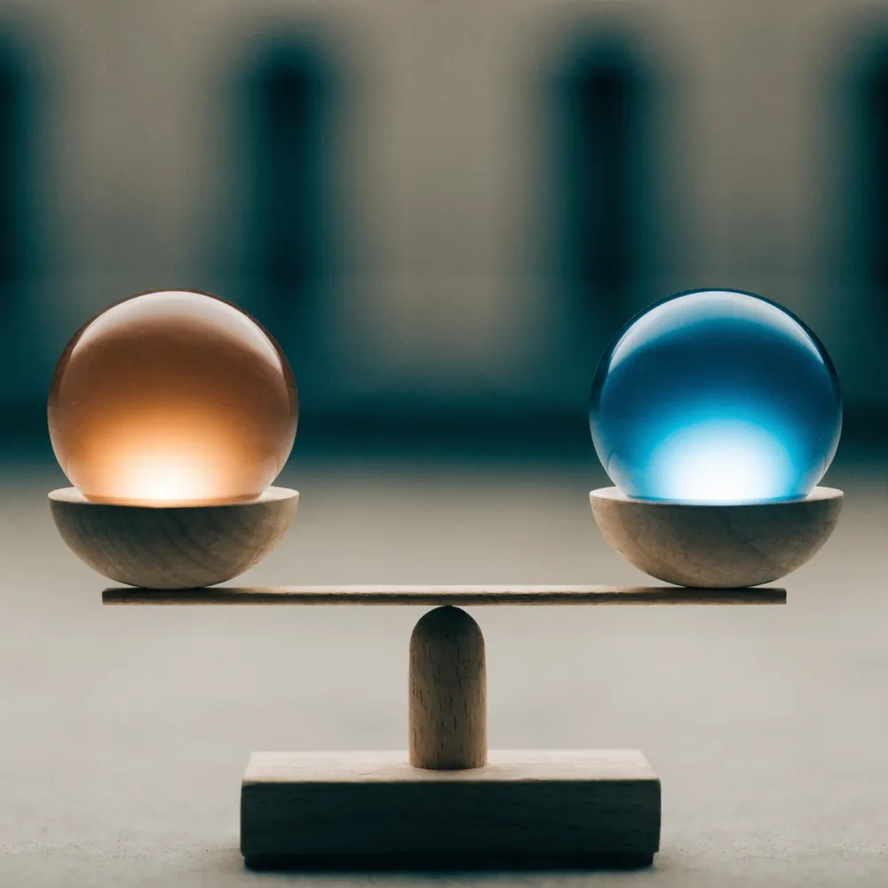 Deux intelligences artificielles en équilibre, chacune sur son plateau de balance.